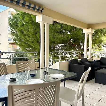 Appartement Climatise 2 Pieces Avec Terrasse Et Parking Au Lavandou - Fr-1-251-854 *