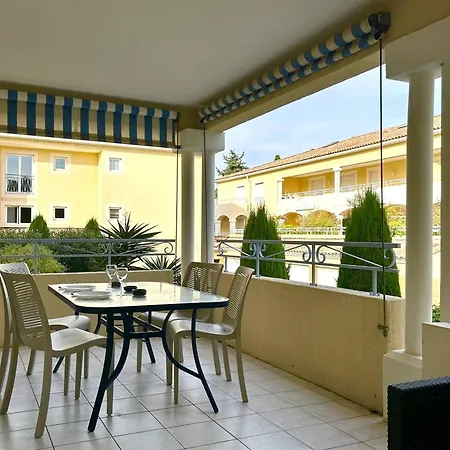 Climatise 2 Pieces Avec Terrasse Et Parking Au Lavandou - Fr-1-251-854 *